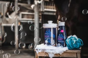 Cavalor Equi Wash. --- De ideale shampoo om uw paard een heerlijke douche te geven. De pH-neutrale formule is vriendelijk voor de huid maar genadeloos voor vuil.