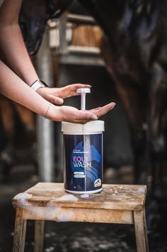 Cavalor Equi Wash. --- Lo shampoo ideale per fare una bella doccia al vostro cavallo. La formula a pH neutro è gentile con la pelle ma spietata con lo sporco.